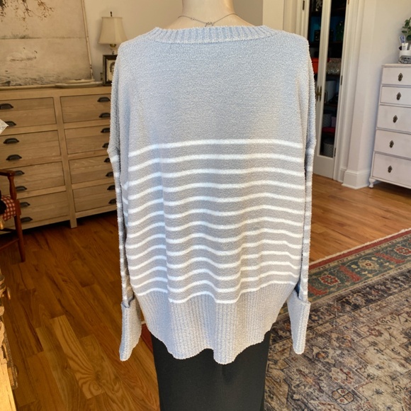 Cozy Gray and White Striped Sweater - Size L - Picture 3 of 8
